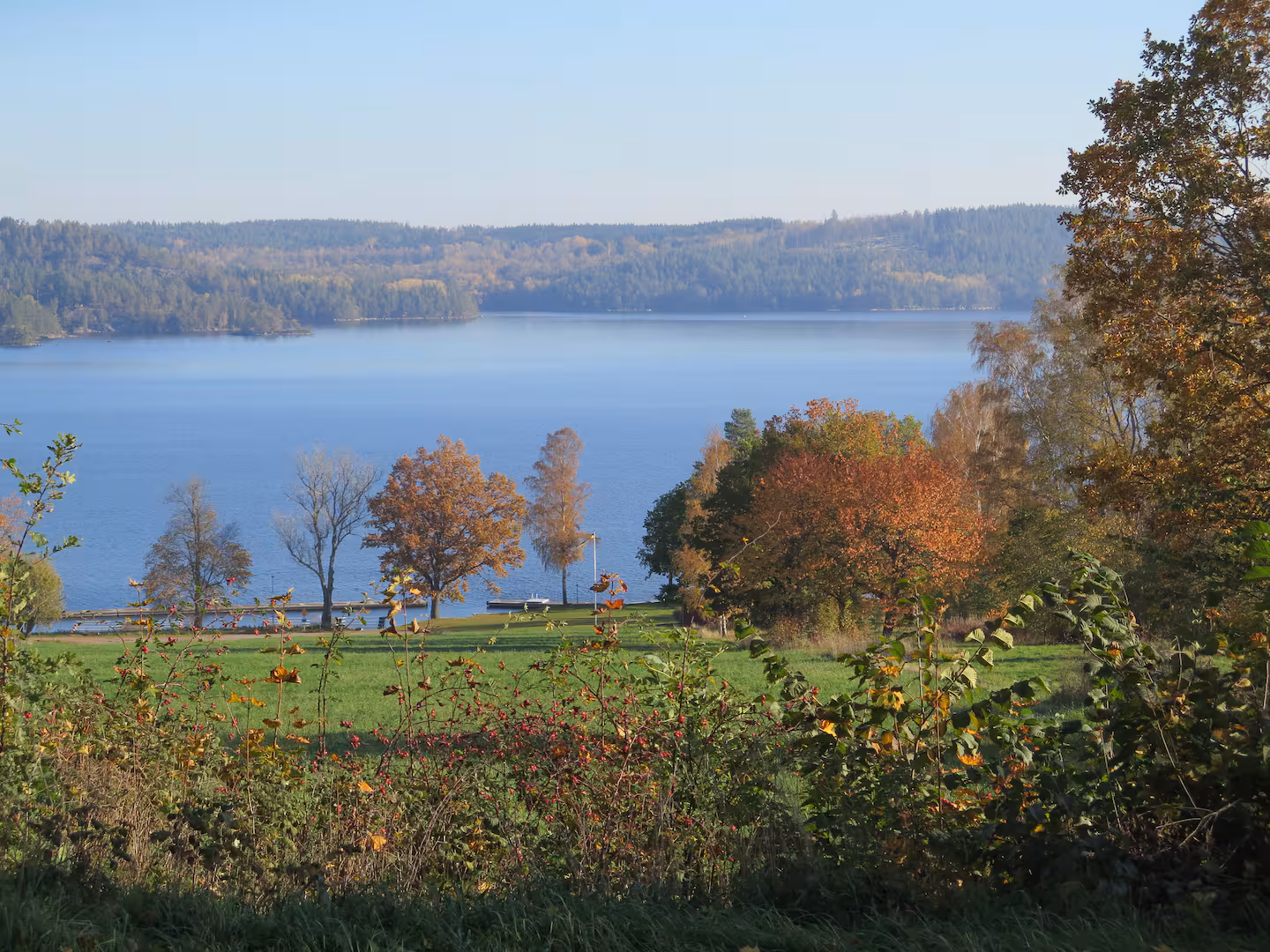 Utsikt över sjön Sommen från Rönnäsgårdens tomt