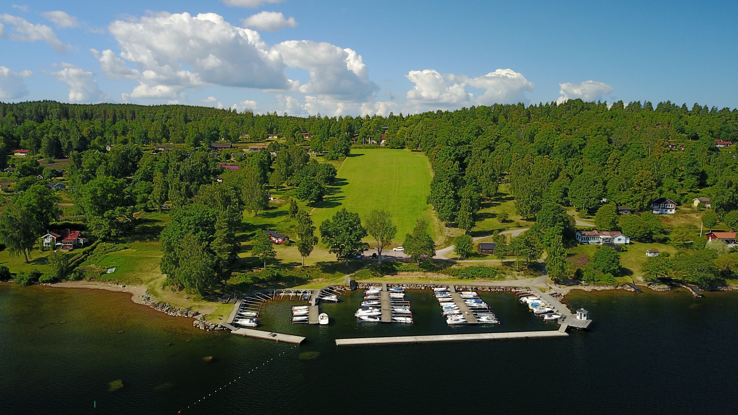 Flygeln vid Rönnäsgården, sjön Sommen