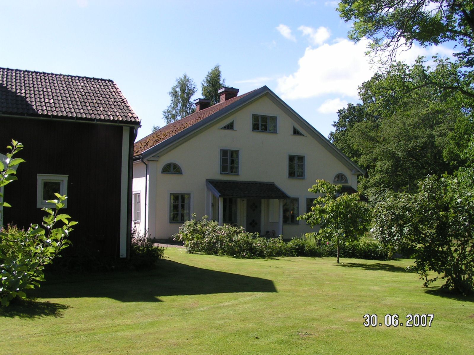 Rönnäsgårdens huvudbyggnad sedd från Flygelns tomt